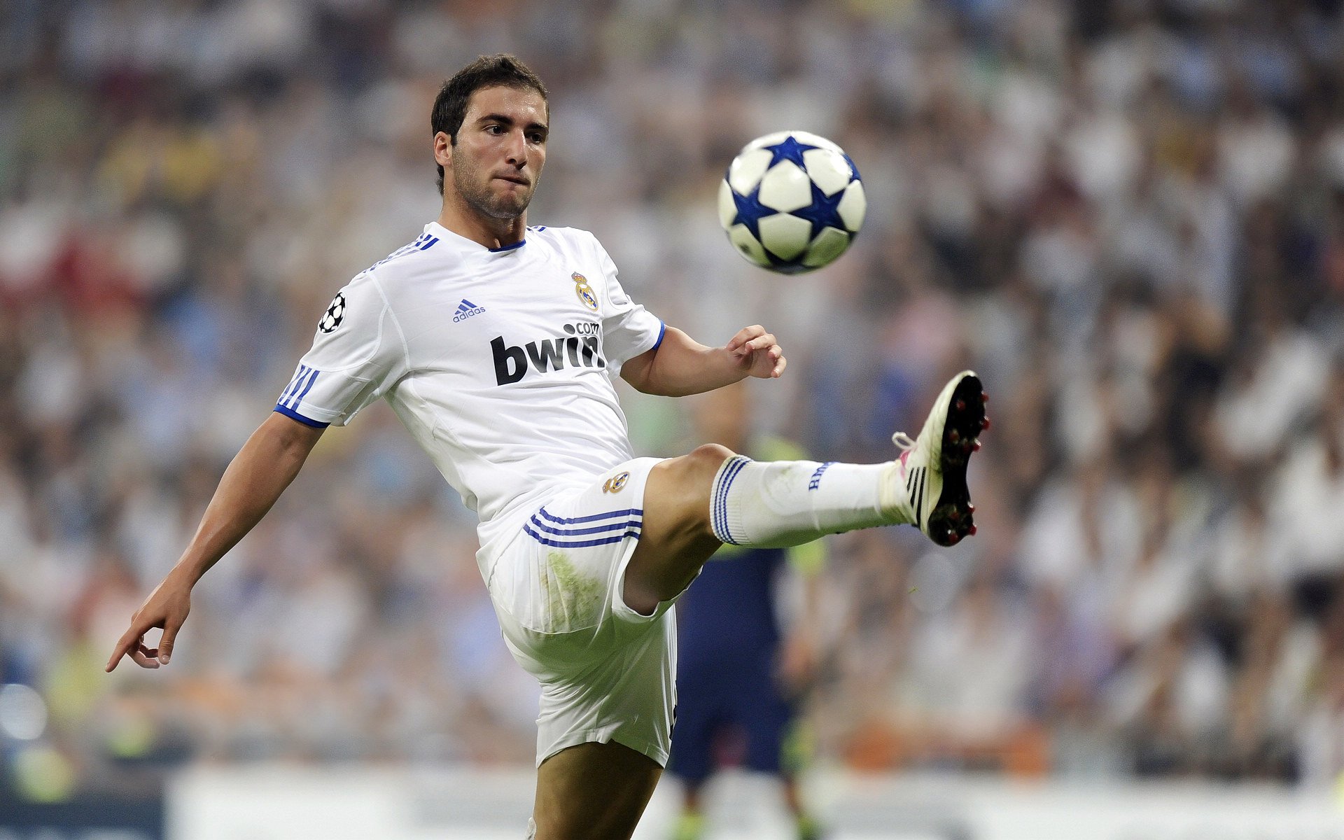 开云体育下载-冰与火的碰撞，杰伦·格林关键一击，湖人血拼吉林队惊险过关