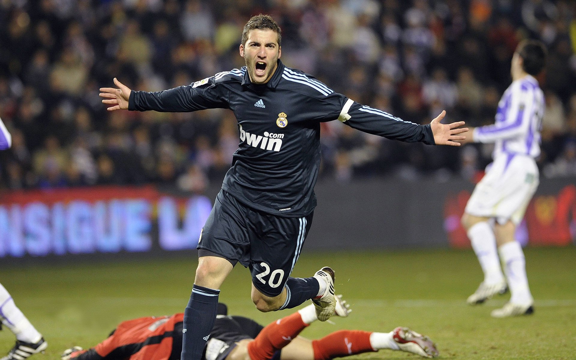 维尼修斯连续得分拉开差距,AC米兰一波带走阿森纳,双线战场的战术启示